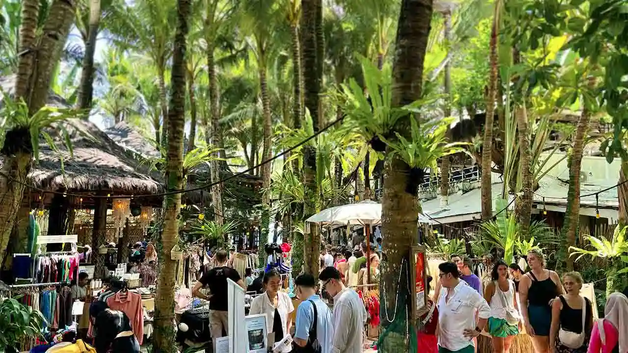 shopping at labrisa sunday market in canggu